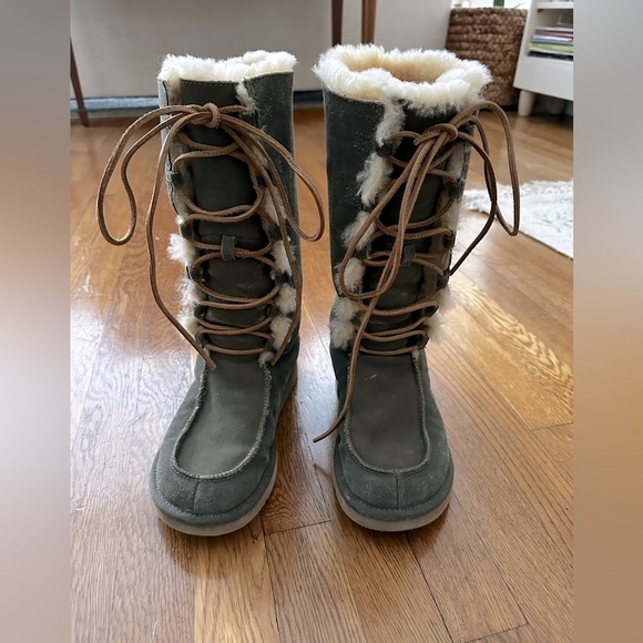 UGG - Picture 1 of 5